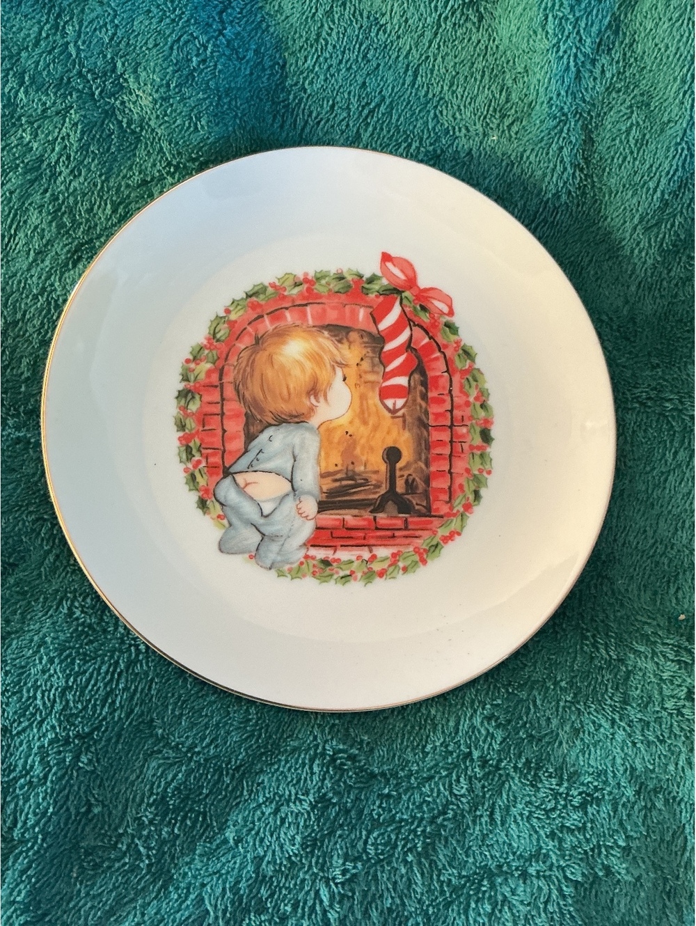 Home Interiors 1980 Christmas Plate with Child and Fireplace Design